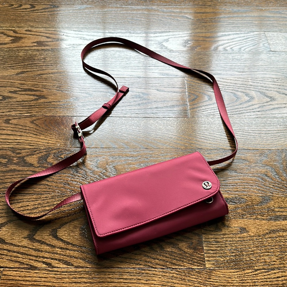 Lululemon clutch bag.